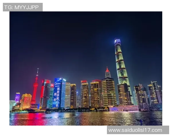 足球巨星凝望上海夜景 彰显城市魅力与球场风采